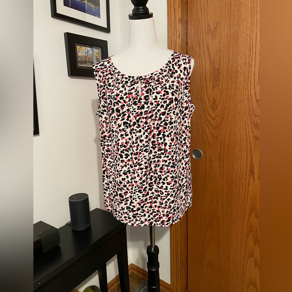 Tahari sleeveless knit top size 1X. White with pink & black design